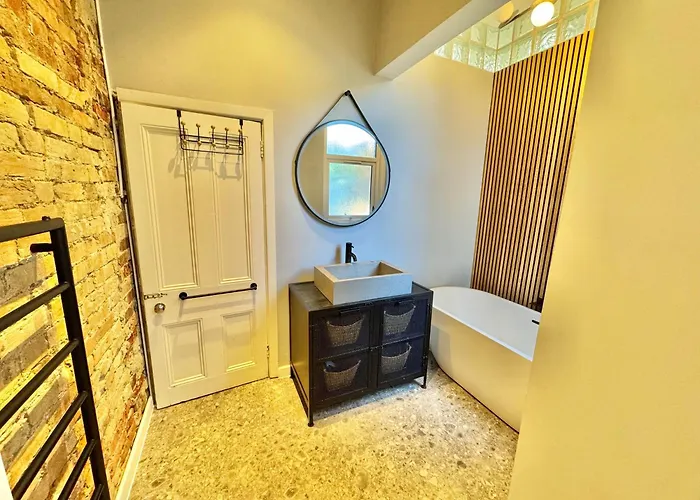Spacious Bournemouth Apartment - Close To Town Centre And Beach - Free Parking - Sleeps 6