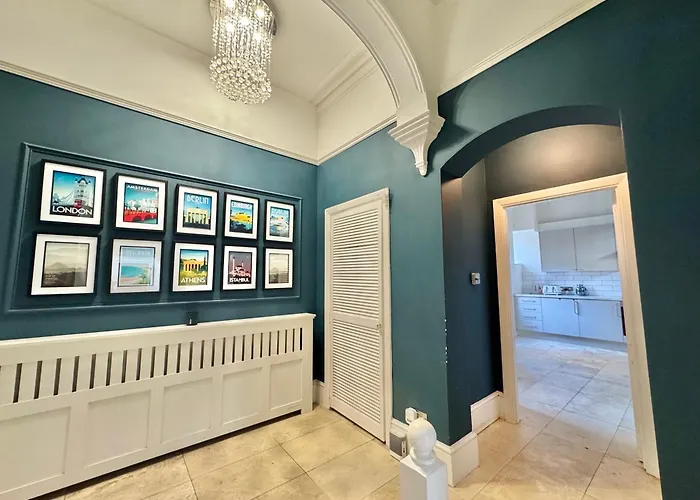 Spacious Bournemouth Apartment - Close To Town Centre And Beach - Free Parking - Sleeps 6